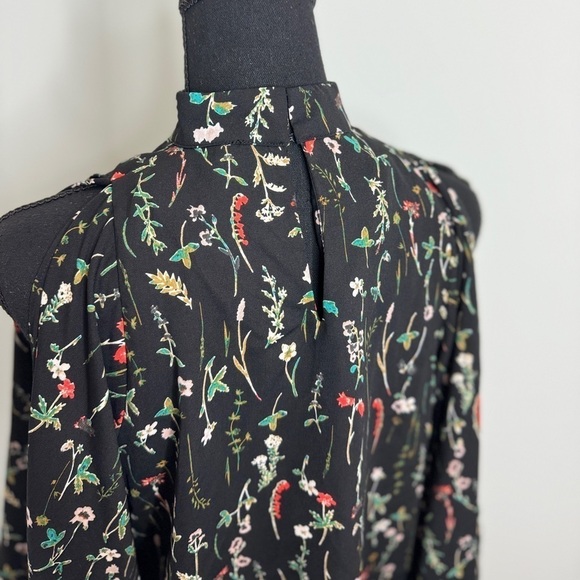 Design Lab Lord & Taylor Black Floral V-Neck Open Sleeve Blouse (S) - Picture 6 of 9